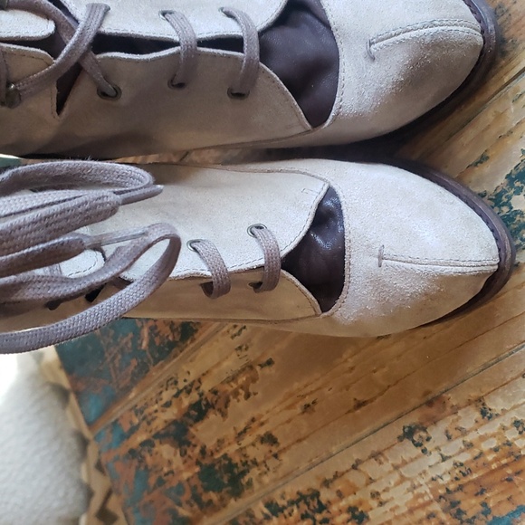 Gorgeous HOSS lace up heels booties from Italy ??